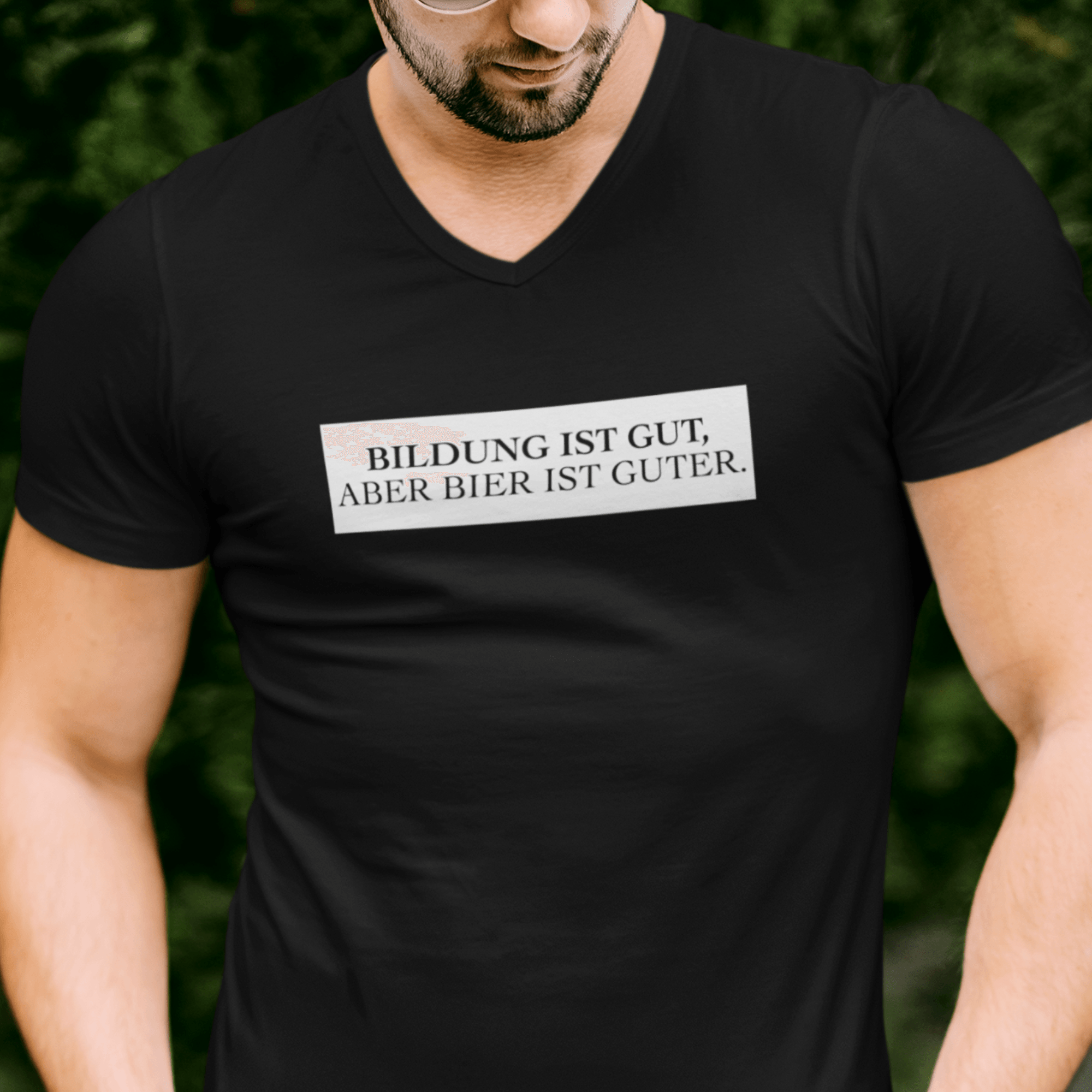 BILDUNG IST GUT, BIER - Herren V-Neck Shirt - DizzyDrafts.com